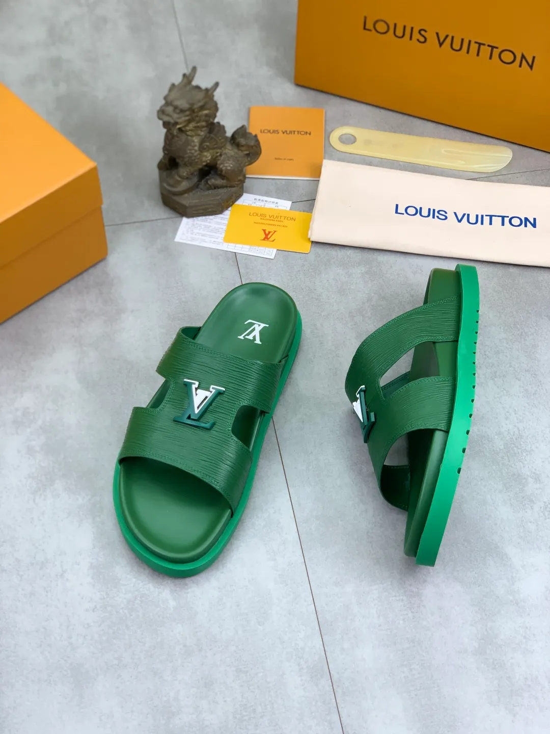 Men's shoes 💰P300💰【New style】🆘 Original quality 【LOUIS VUITTON】The popular Louis Vuitton LV men's slippers on the official website are on sale simultaneously! Original fabric imported from Italy, original factory special supply, code number: 38-44 (45 customized), many colors available